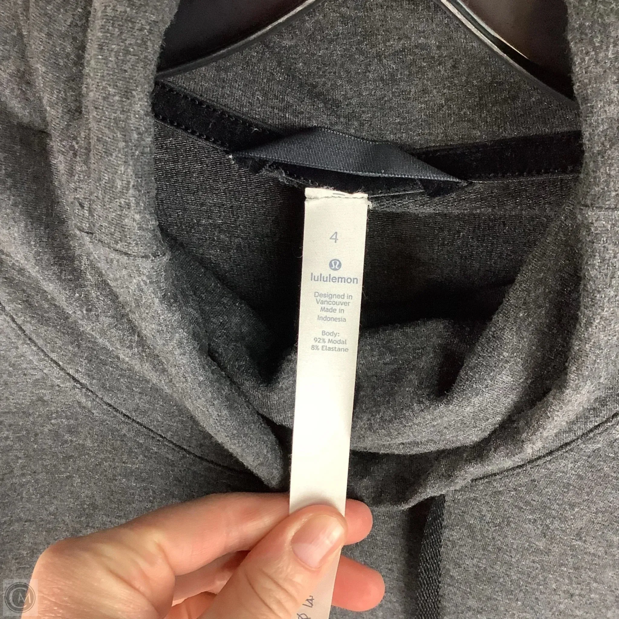 Athletic Top Long Sleeve Collar By Lululemon In Grey, Size: 4