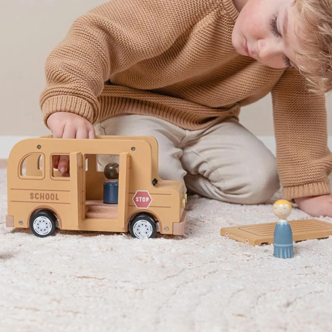 Little Dutch School Bus With Figures